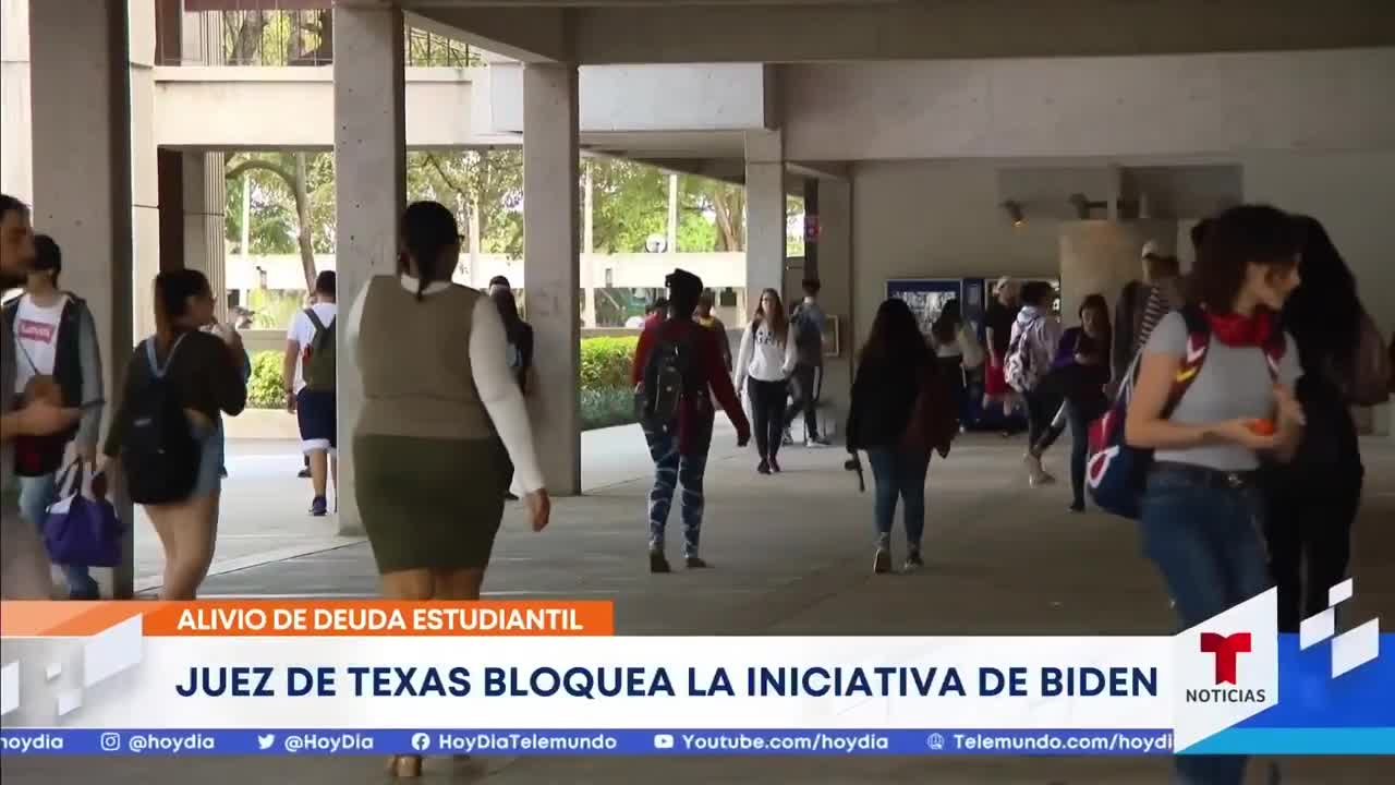 Un juez de Texas bloquea el alivio para la deuda estudiantil impulsado por Biden