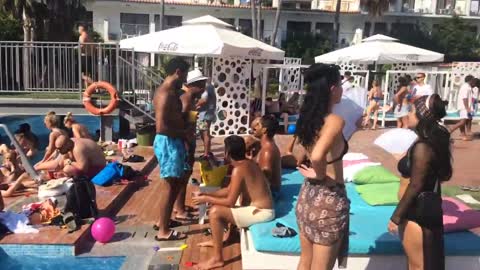 Pool party, Ayi Napa