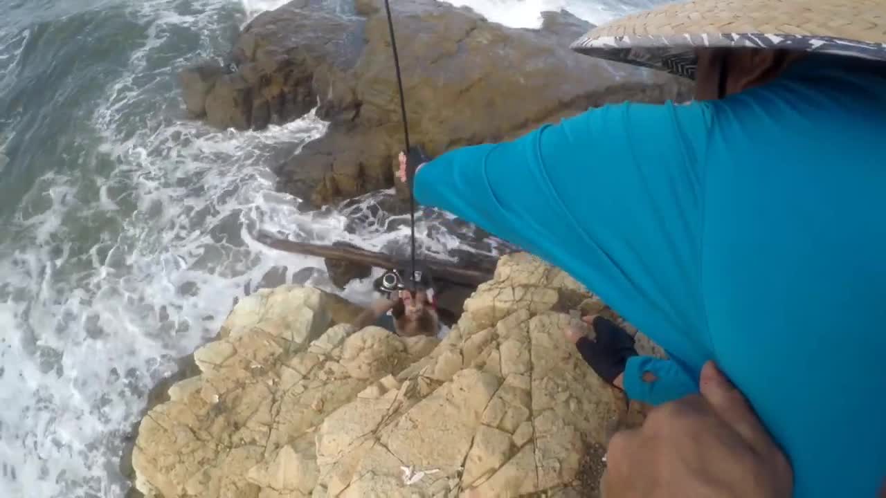 Pesca de (PAMPANO) con cusuco de mar. Playa Tivives Puntarenas. Daniel Yepes.