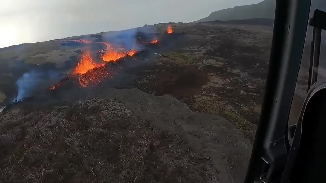 The eruption of the Piton de la Fournes volcano