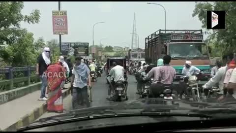 Khandwa- ओवरब्रिज पर ऑयल गिरे होने के चलते यह दिन भर गिरते रहे वाहन चालक