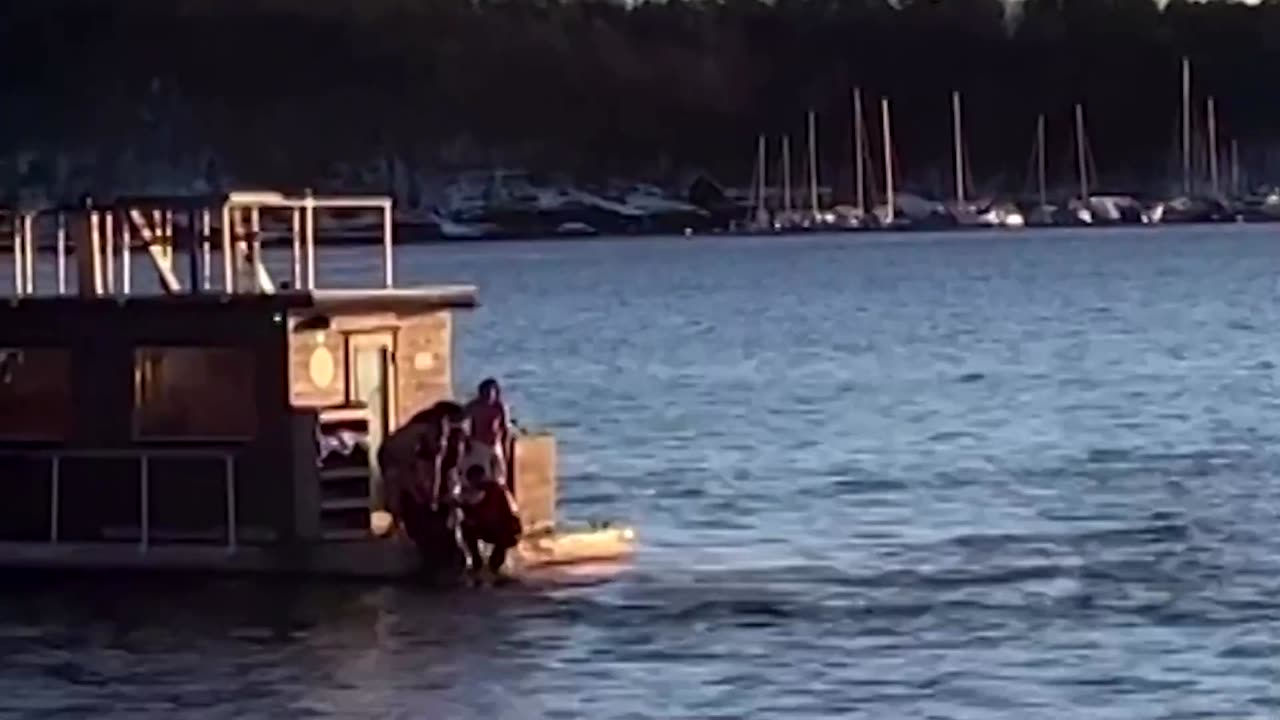 Floating sauna saves Tesla passengers in Oslo fjord