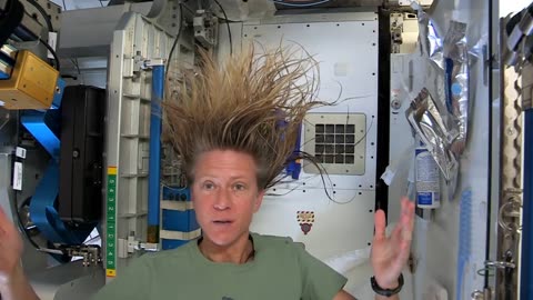 Karen Nyberg Shows How You Wash Hair in Space