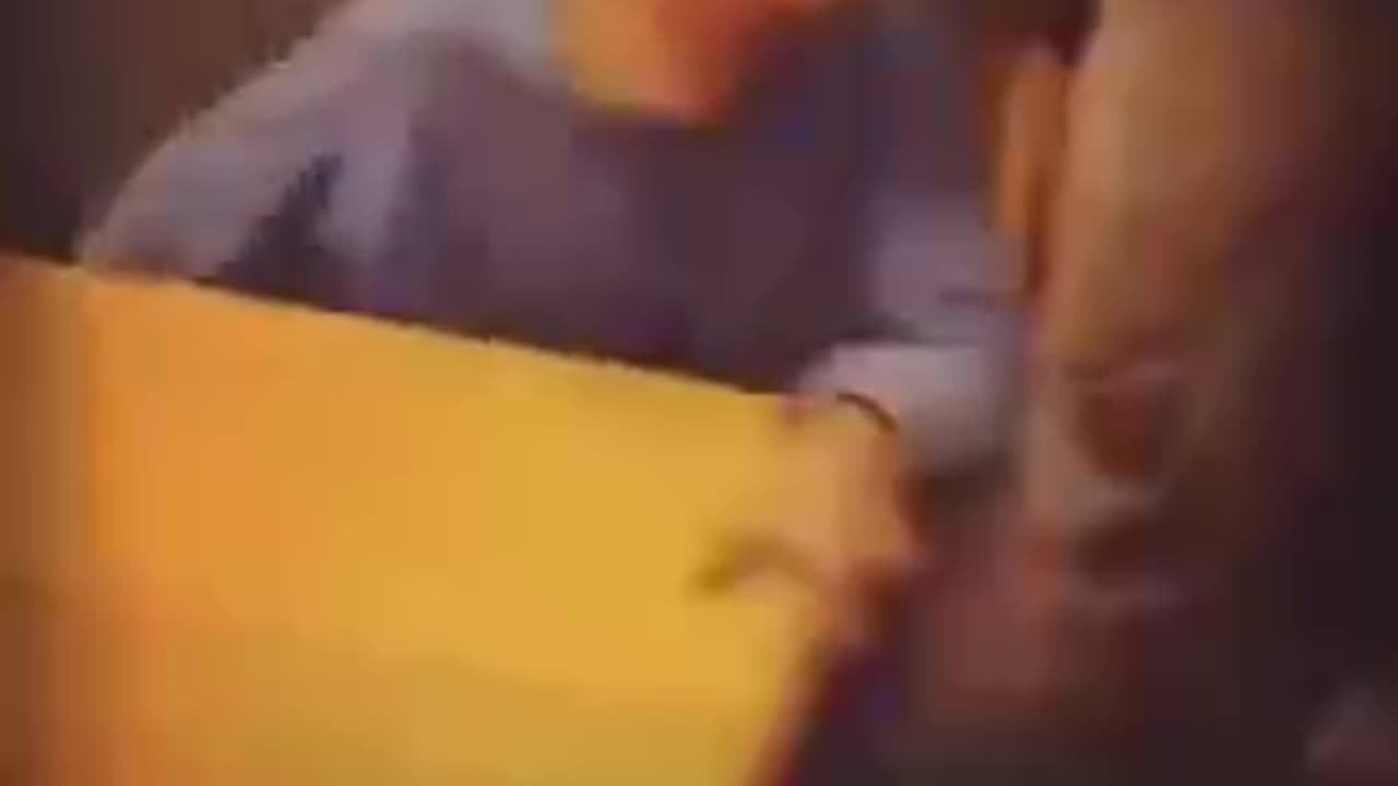 NEVER FORGET： A child is denied food and police kick him out of the restaurant because he's unvaccin