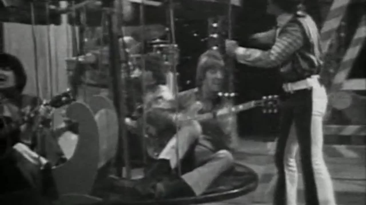 Dave, Dee, Dozy, Beaky, Mick & Tich - Hold Tight = Music Video 1965