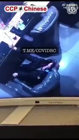 TEEN SUFFERS A “SUDDEN ILLNESS” AT THE INTERNET BAR AND DIES 💉👀