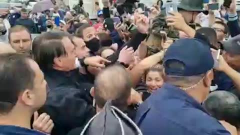 Bolsonaro no meio do povo