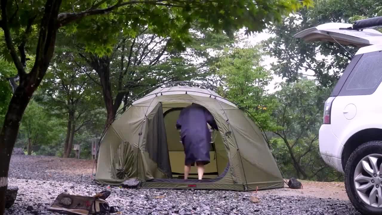 It's too difficult to set up a tent alone when camping outdoors in heavy rain...