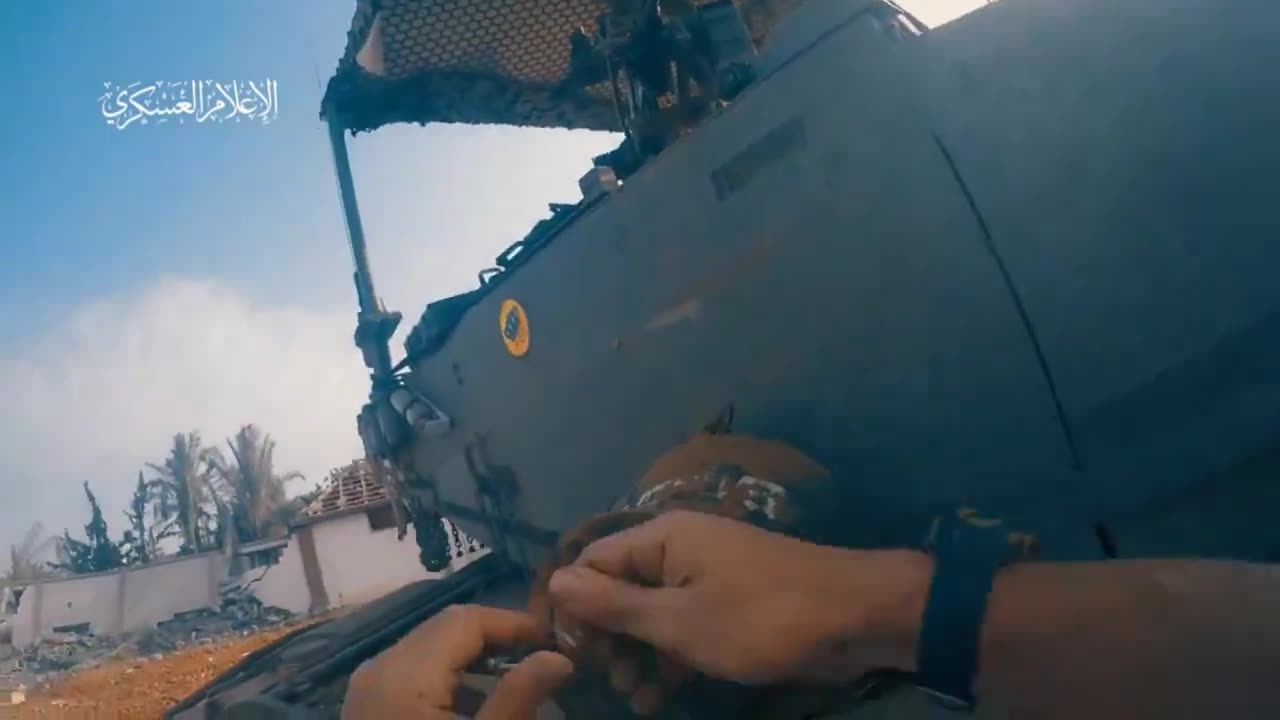 Hamas attack an Israel tank by hand