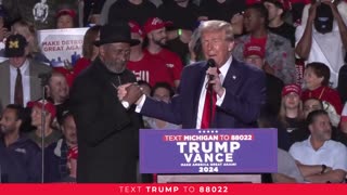 Trump Invites Boxing Legend Tommy “The Hitman” Hearns on Stage at Detroit Rally! 🔥🥊