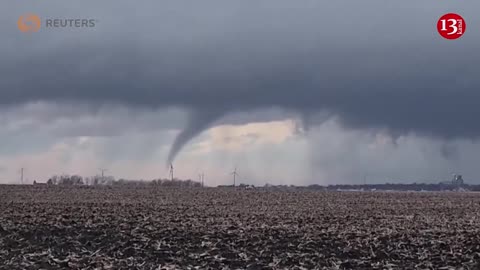 İllinois farm hit by powerful tornado as severe stroms trigger weather warnings in US region