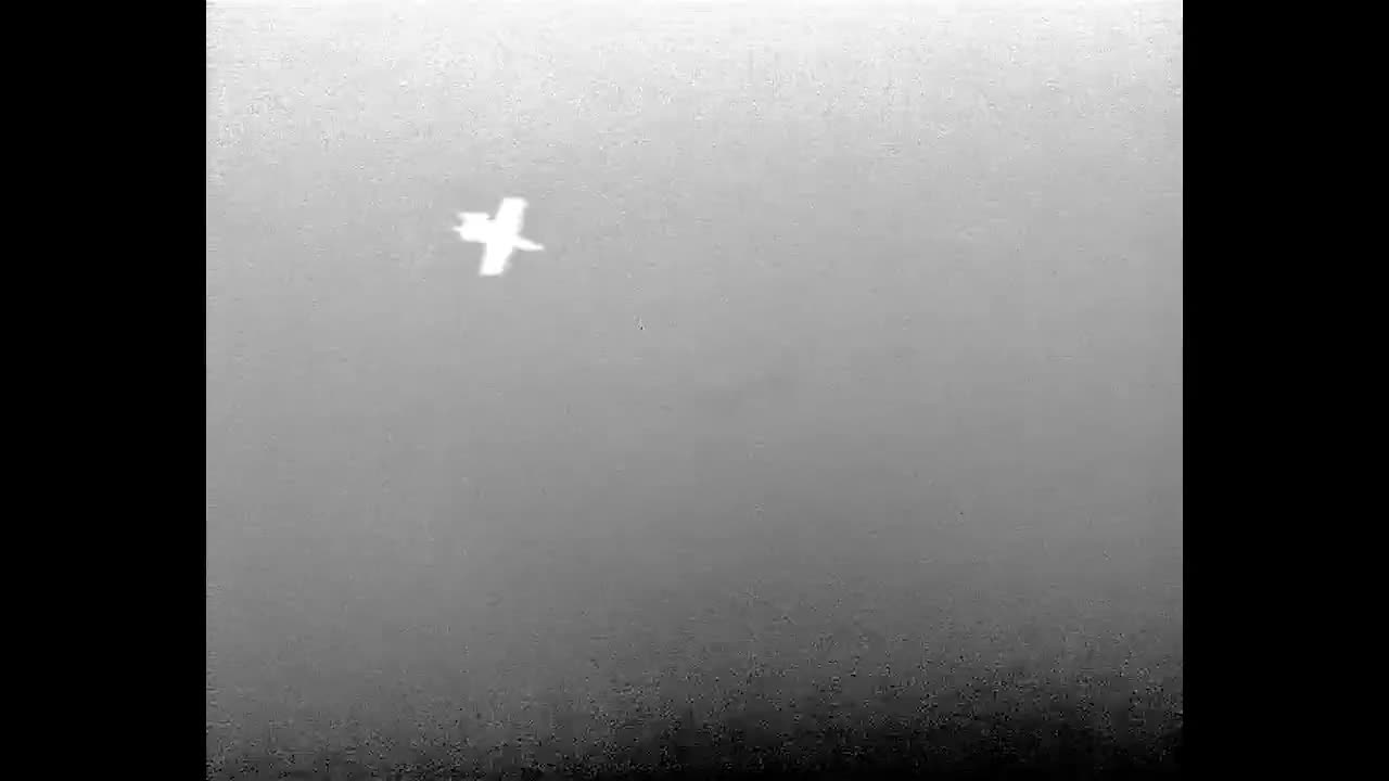 A-10 Thunderbolt II 🇺🇸 fires 30mm rounds at a practice target on the surface water in Gulf of Oman.