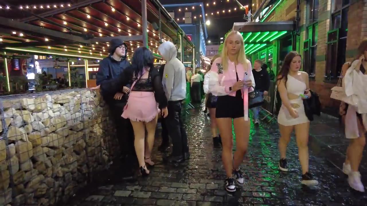 LIVERPOOL CITY ENGLAND NIGHTLIFE WALK TOUR