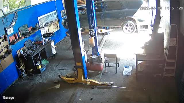 The life of the repairman when the car is lifted in the repair shop
