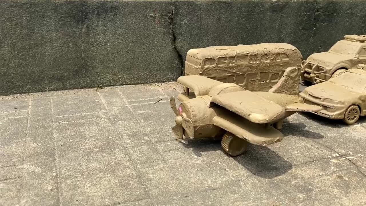 Drive the Muddy Toy Vehicle by hand and threw it into the water for cleaning