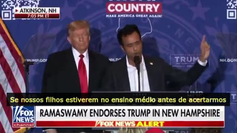 Vivek Ramaswamy está em chamas quando Donald Trump o recebe no palco...