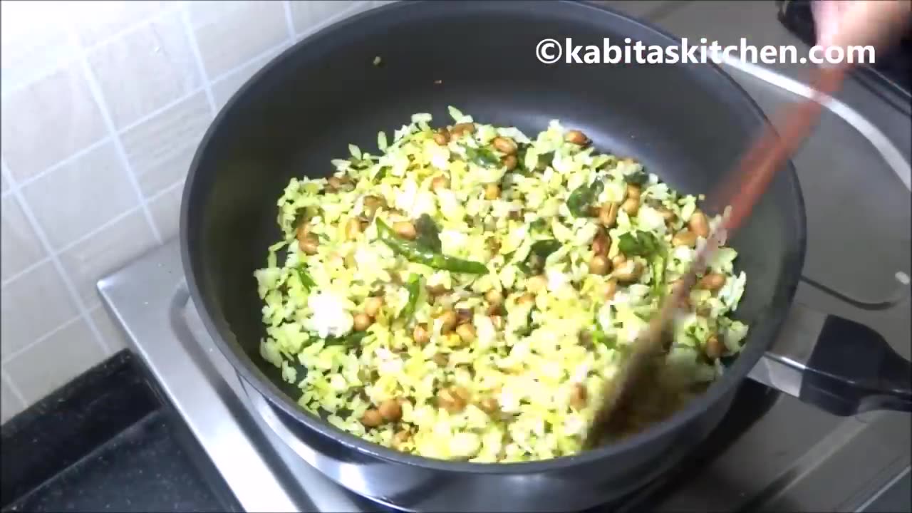 पोहा रेसिपी (बनाने की विधि) - Poha Recipe In Hindi - Aloo Pohe ...