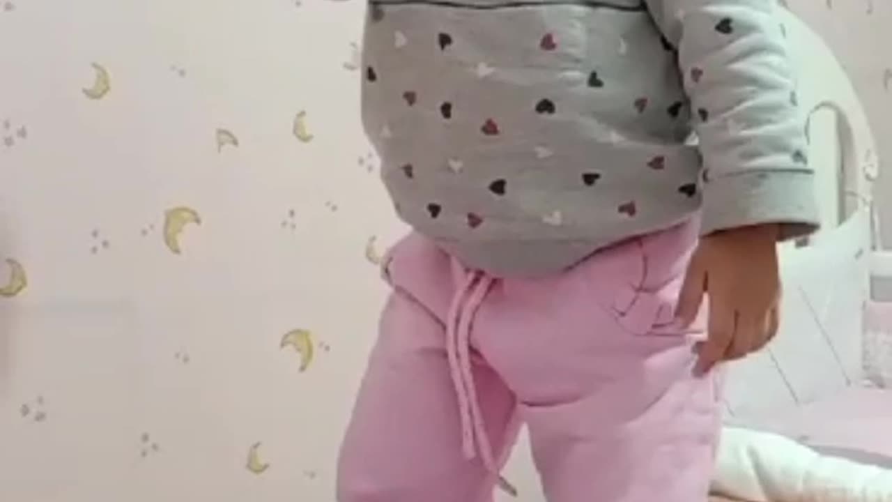 Laura cantando muito com a mamãe
