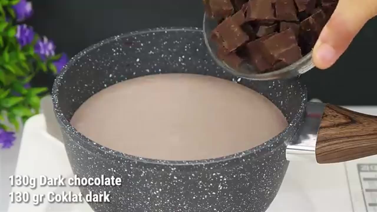 Apakah kamu punya susu, cokelat, dan buah-buahan! Buat makanan penutup yang sangat lezat ini