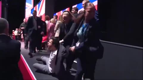 Prime Minister of the UK fears for his life as protester jumps him with glitter