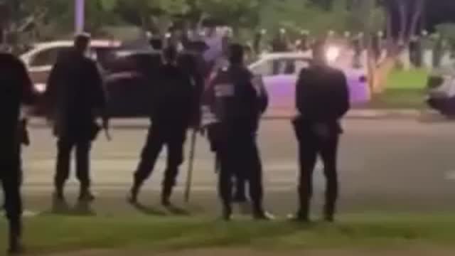 브라질 군과 경찰 대치 중. CIA공작이 발각되어 쿠테타 1초 전.