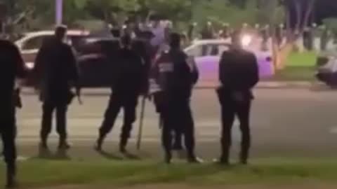 브라질 군과 경찰 대치 중. CIA공작이 발각되어 쿠테타 1초 전.