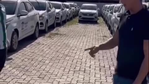 Carros parados há 6 meses por falta de adesivo Desgoverno Lula