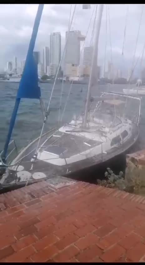 Lanchas azotadas por el viento en bahía de Cartagena