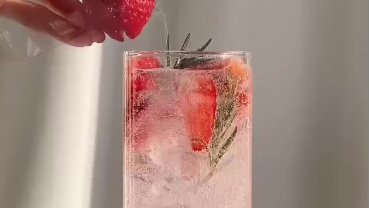 Cool Off with Refreshing Strawberry Soda #Soda #Strawberry