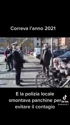 2021, smontano panchine per evitare il contagio