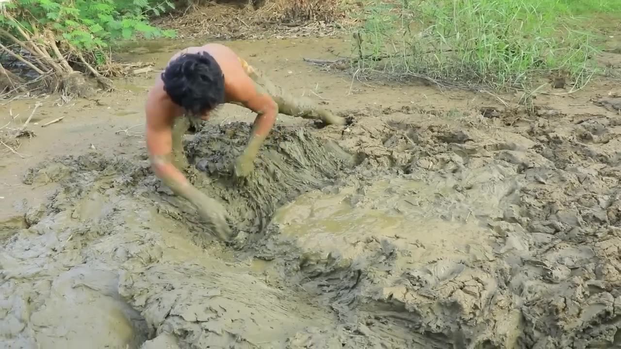 Dig the Mud for Cacth eels , cooking eels