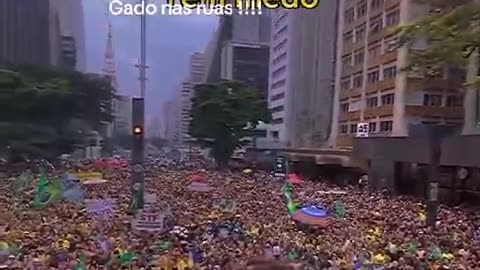 Muitas pessoas nas ruas Paulista lotada
