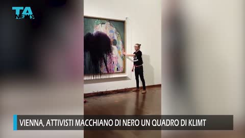 Vienna, attivisti macchiano di nero un quadro di Klimt