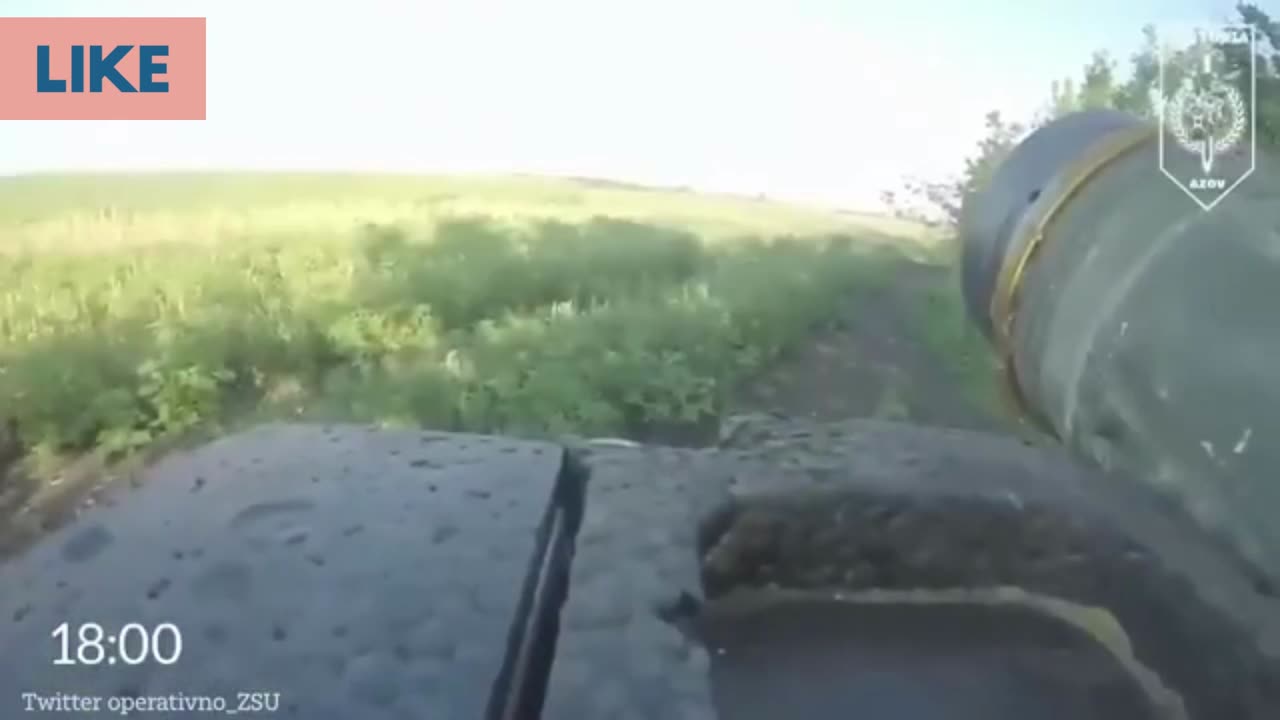 Shocking video from Ukraine:Ukrainian soldier destroys Russian armored car with FGM-148 Javelin