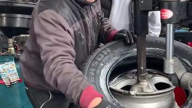 What's the difference between domestic tire changing and tire repairer?