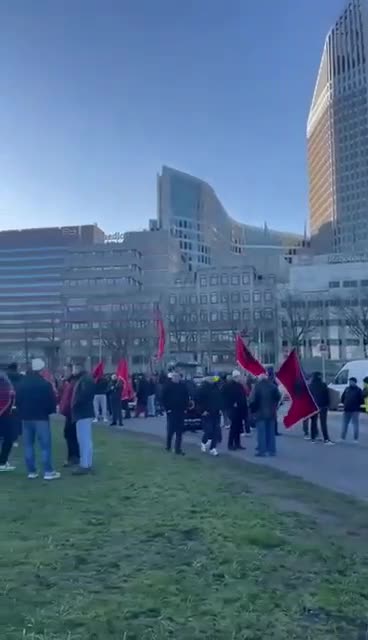 Fillojnë të mblidhen njerëzit, nga ora 10:00 protestohet në Hagë