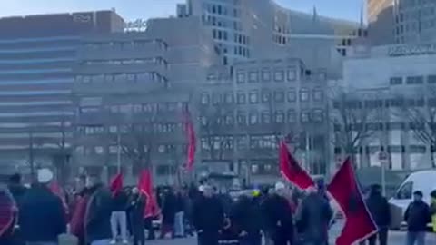 Fillojnë të mblidhen njerëzit, nga ora 10:00 protestohet në Hagë