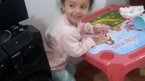 Laura tenta esconder da mãe para não tomar remédio e vai para baixo da mesa