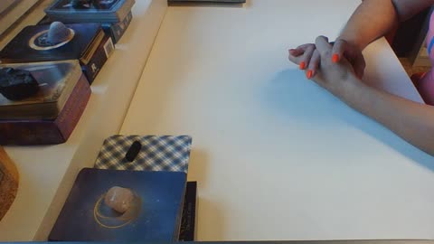 PESTI - FITI UN FAR DE LUMINA ATAT PT VOI CAT SI PT CEILALTI