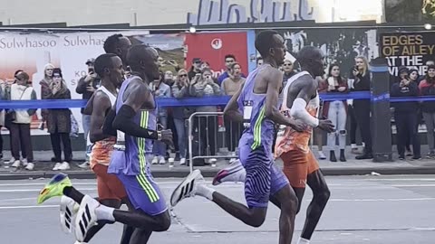 New York City Marathon 2024 | Men’s 1st Place Leaders at Mile 17.5 Upper East Side NYC