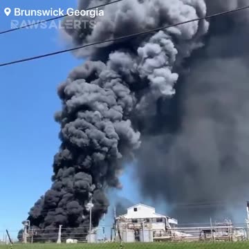 A half-mile radius Shelter-in-place has been issued following a large chemical plant fire 📌#Brunswick | #Georgia