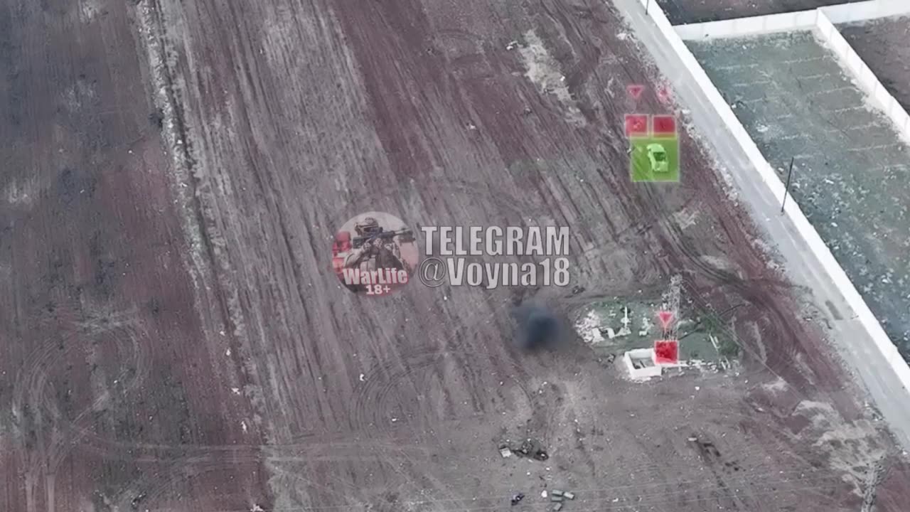 🇸🇾 HTS soldiers in two armored vehicles break into a stronghold of the Syrian