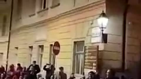 Jesús Eucaristía guía a croatas por las calles para hacerse fuertes contra la dictadura covidiana