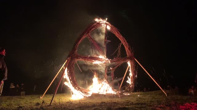 Tlachtga-Samhain da dove era iniziato alla collina di Ward a Meath,in Irlanda DOCUMENTARIO Gli antichi miti di Samhain il capodanno celtico.Scoprite la vera storia di Samhain,la festa celtica del fuoco(si ma di quello materiale del falò appunto)