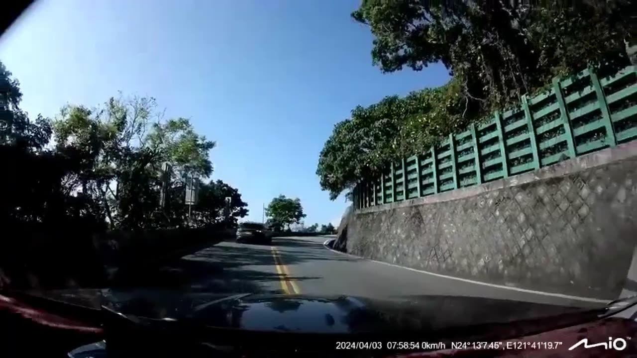 Dashcam footage captured during the M7.4 earthquake in Taiwan