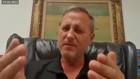 Slovenští občané vzkazují premiérovi Hegerovi že je loutka USA