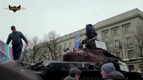 Anti war protesters removed Ukraine flag from tank in Berlin, Germany (Feb. 25, 2023)