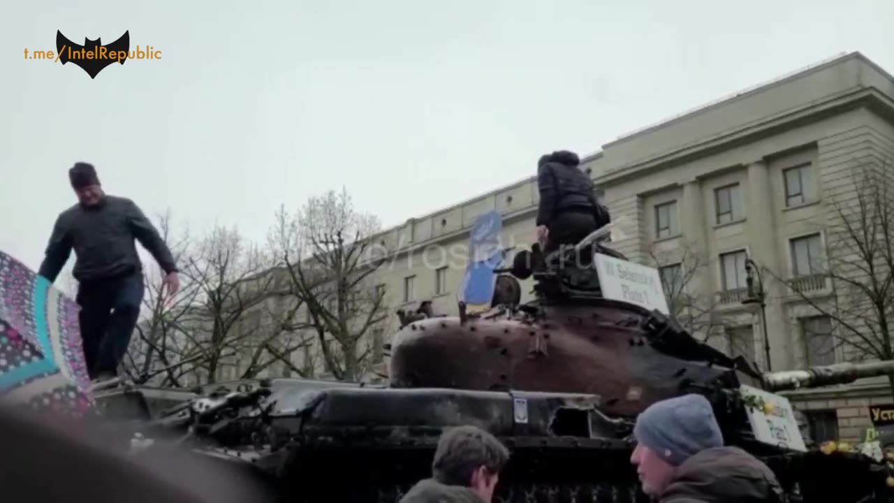 Anti war protesters removed Ukraine flag from tank in Berlin, Germany (Feb. 25, 2023)