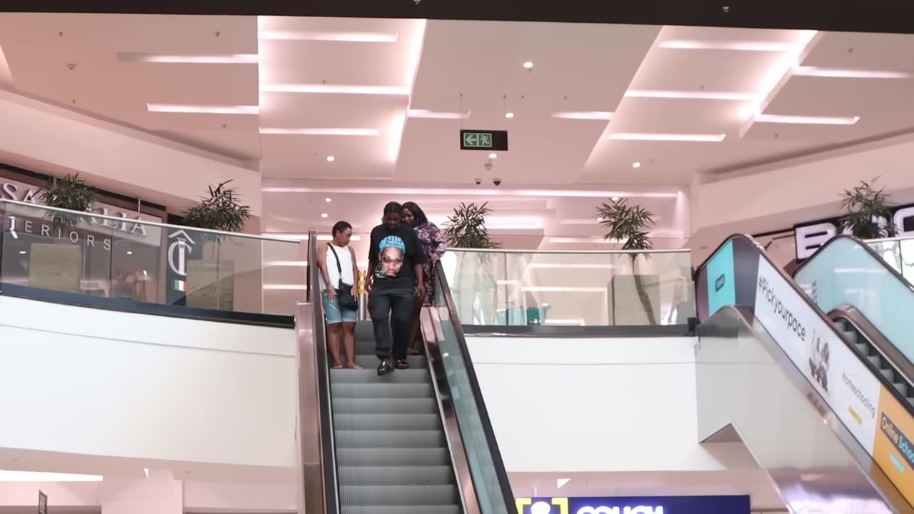 MANTHONG ON THE ESCALATOR PRANK🤭🤭🫣🫣