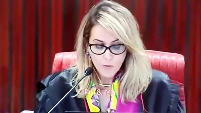 Ministro do S.T.F faz algo inesperado durante julgamento.